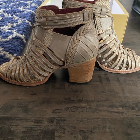 Women's Cream Strappy Heeled Sandals - Picture 6 of 8